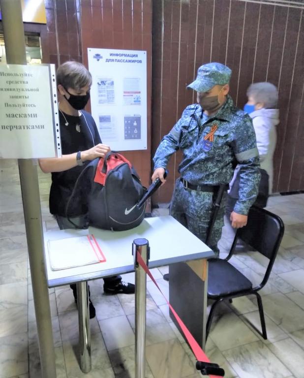 На Омском автовокзале охрана Минтранса задержала пассажира с наркотиками